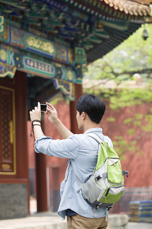 年轻男子在雍和宫用手机拍照图片下载