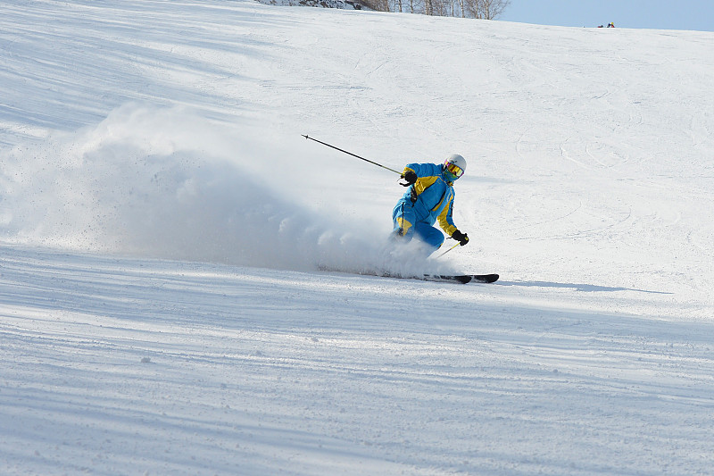 东方人滑雪图片下载