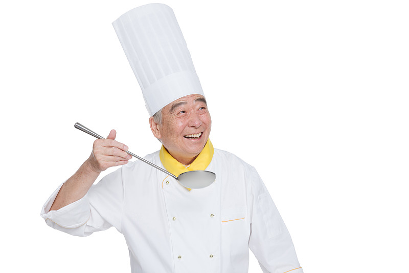 穿着厨师服的老年男人拿着长柄勺图片素材