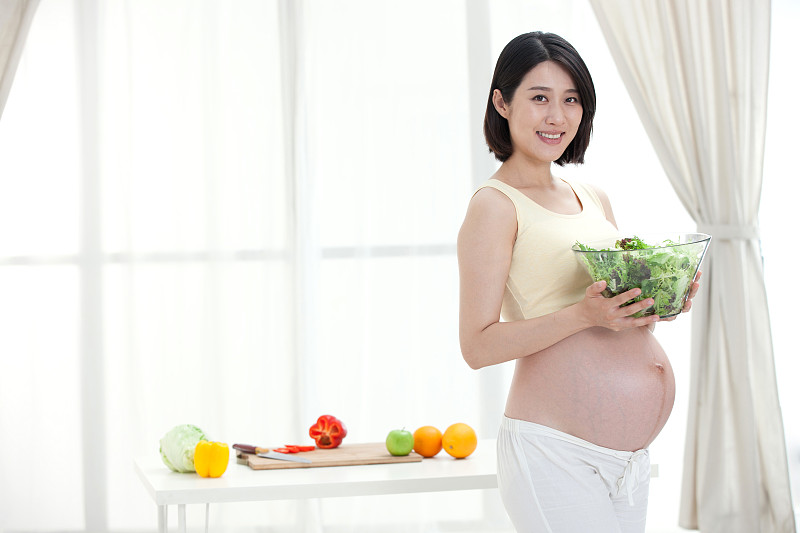 孕妇拿着蔬菜沙拉图片下载