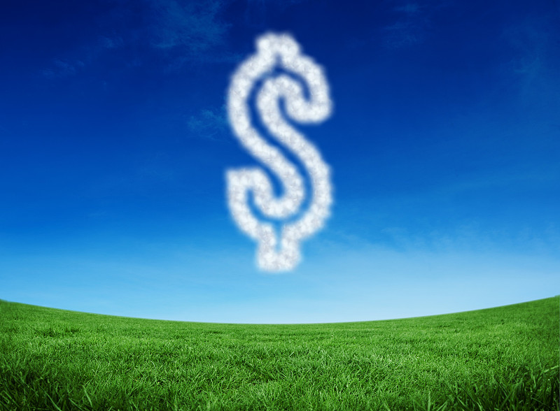 蓝色天空下的绿色田野映衬着美元形状的云图片下载