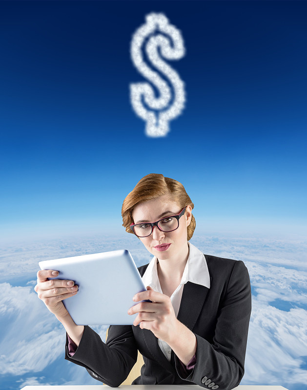 一位红发女商人在高空的云层上，用她的平板电脑对抗蓝天图片下载