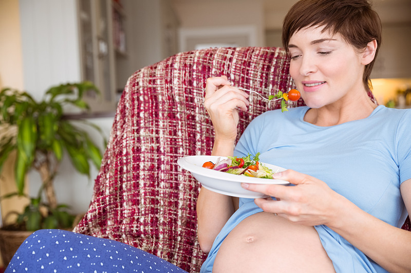 孕妇在家客厅吃沙拉图片下载
