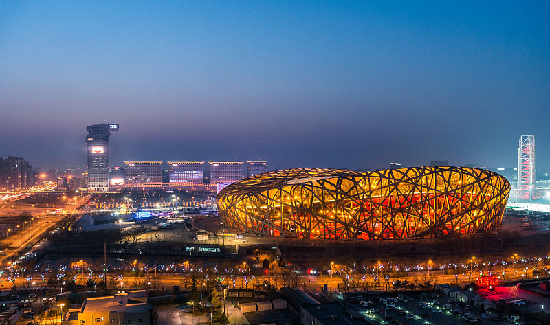 航拍国家体育场鸟巢夜景 Aerial view of The Birds nest China national stadium at dusk图片下载