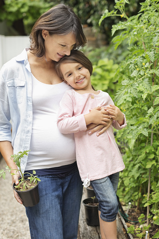 怀孕的母亲和女儿一起园艺图片素材