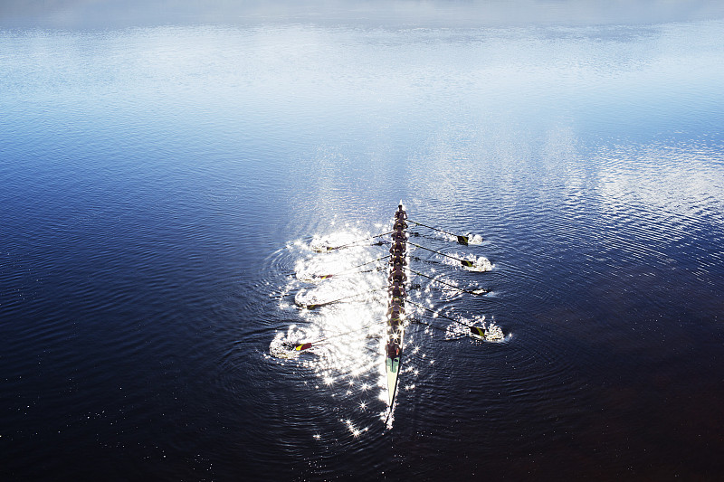 赛艇队在湖上划桨图片下载
