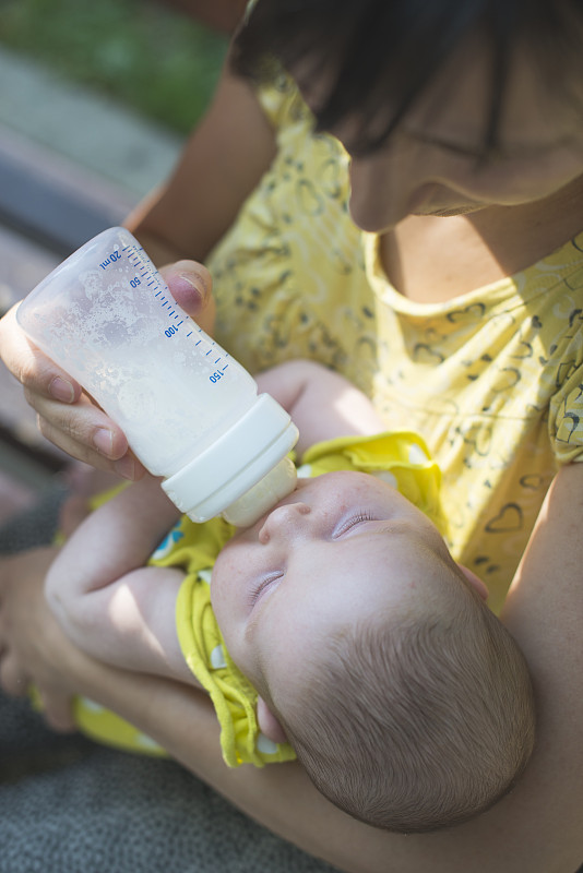 婴儿吮吸奶瓶图片素材