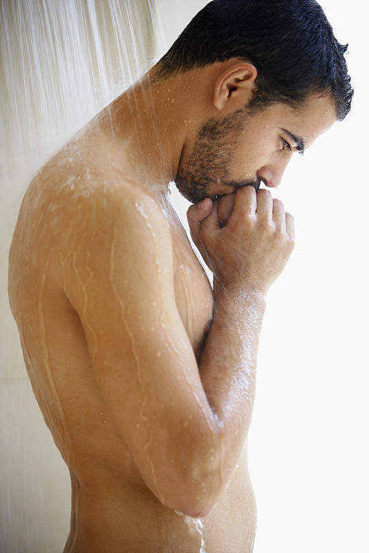 洗澡的男人图片下载