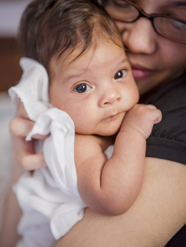 母亲和新生儿(0-1个月)拥抱图片下载