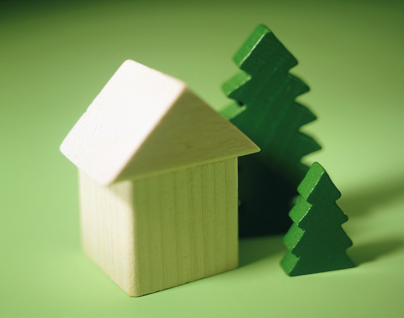 用木头做的房子和冷杉树(玩具)图片下载