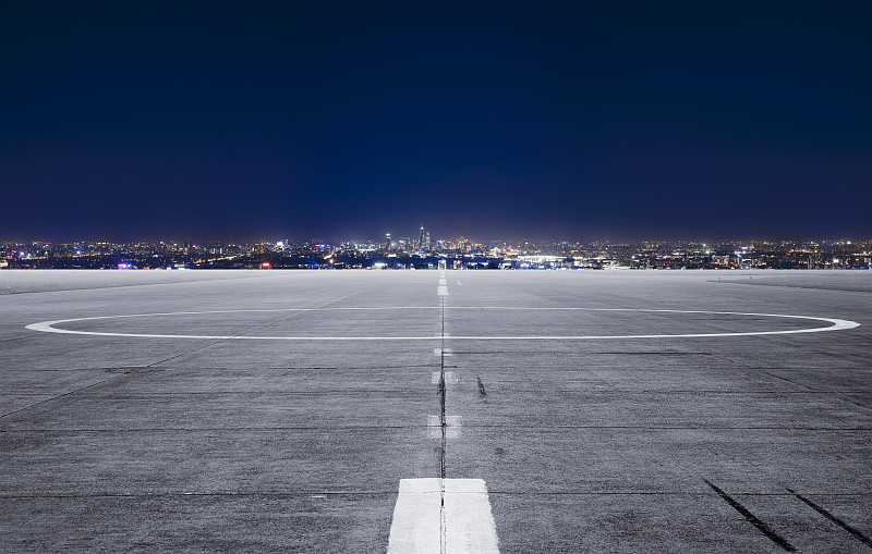 机场停机坪和北京城市繁华夜景图片素材