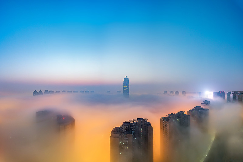 郑州CBD平流雾图片下载