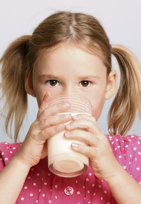 女孩喝着一杯牛奶图片下载