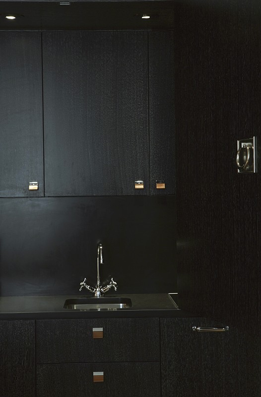 厨房橱柜里的水槽配件都是黑色的图片素材