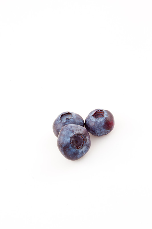 白色背景下的蓝莓图片下载
