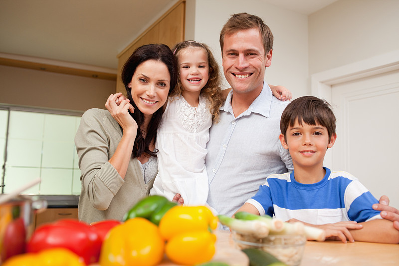 幸福的一家人一起站在厨房里图片下载