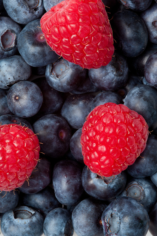 高角度的蓝莓上的覆盆子图片下载