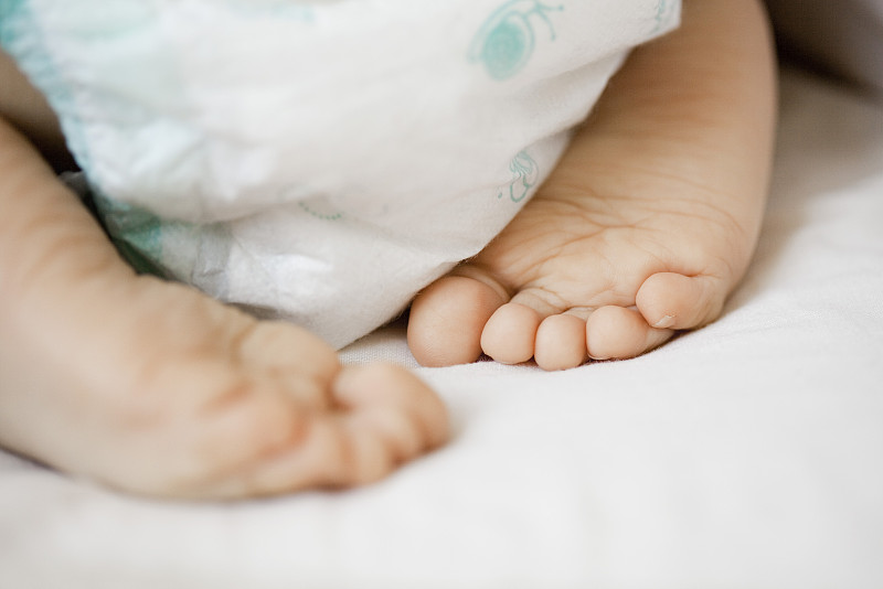 婴儿的尿布和光脚，特写图片下载