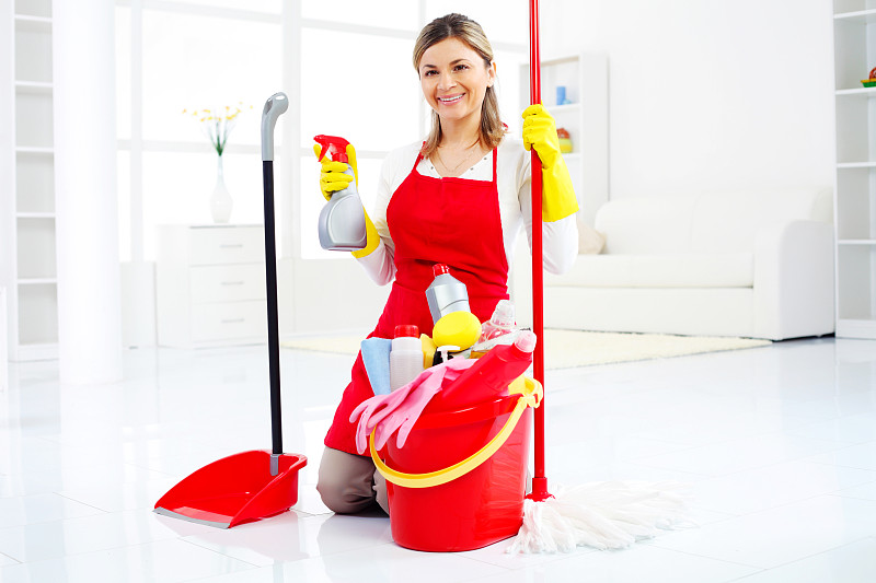 清洁女工在明亮洁净的房间图片下载