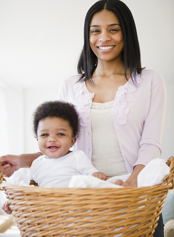 非裔美国母亲抱着篮子里的男婴图片下载