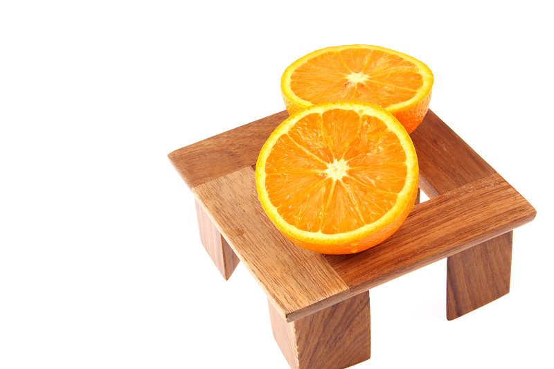 两半的橙子放在一张小桌子上图片下载