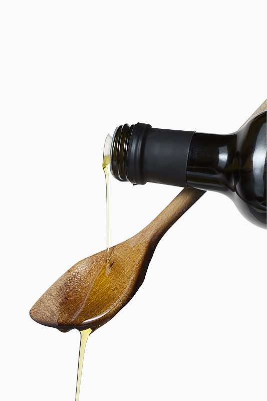橄榄油从瓶中流出图片下载