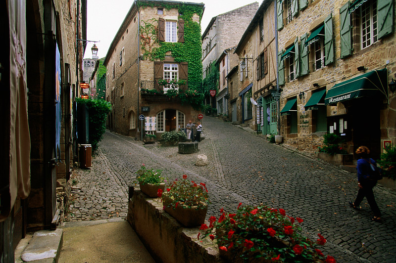 鹅卵石铺就的街道和古老的建筑。图片下载