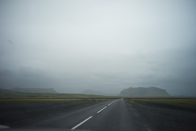 冰岛，道路穿过雾蒙蒙的乡村图片下载