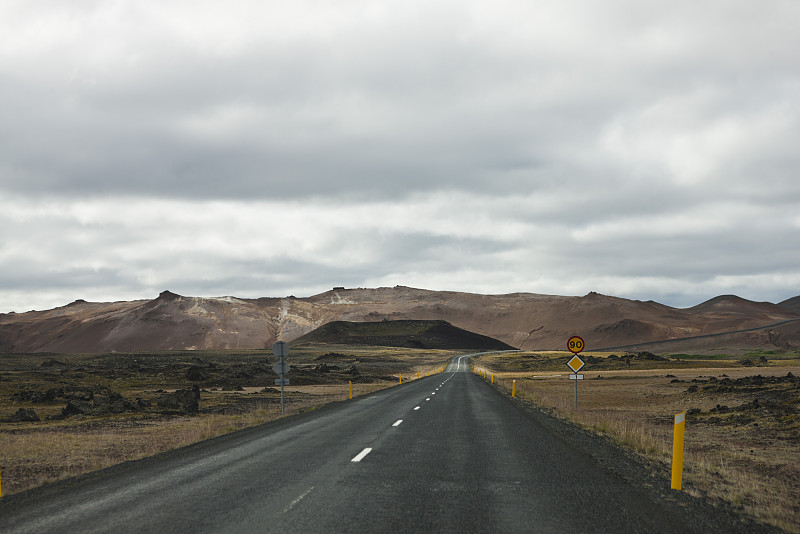冰岛，公路蜿蜒穿过贫瘠的土地图片下载