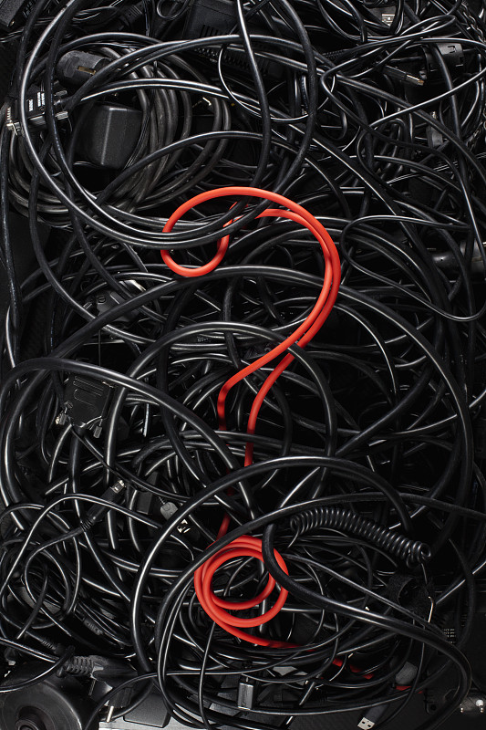 一根红色的问号线在一堆黑色的线和电缆中图片下载