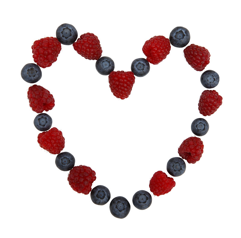 新鲜的蓝莓和树莓呈心形。图片下载