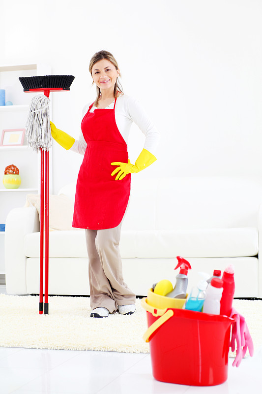 清洁女工做完家务后站在那里。图片下载
