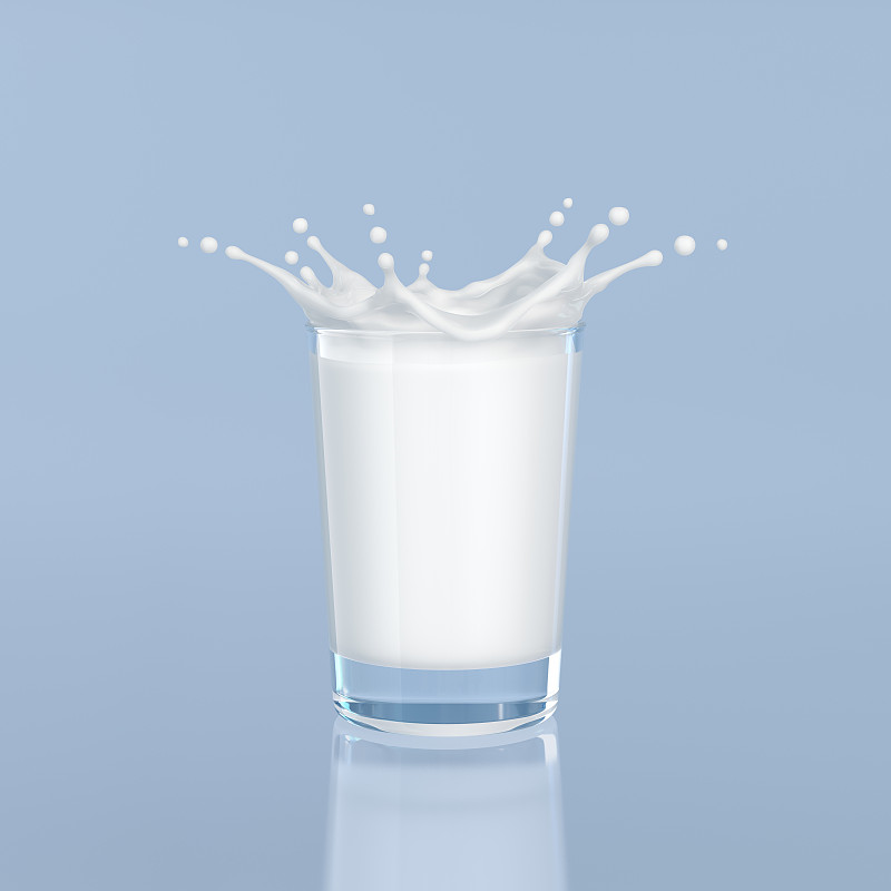 牛奶溅在玻璃杯里图片下载