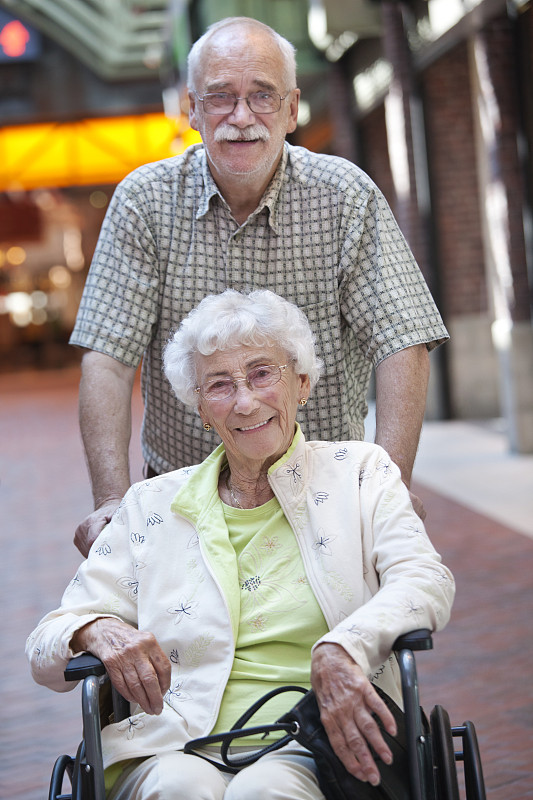 坐轮椅郊游的老年人图片下载