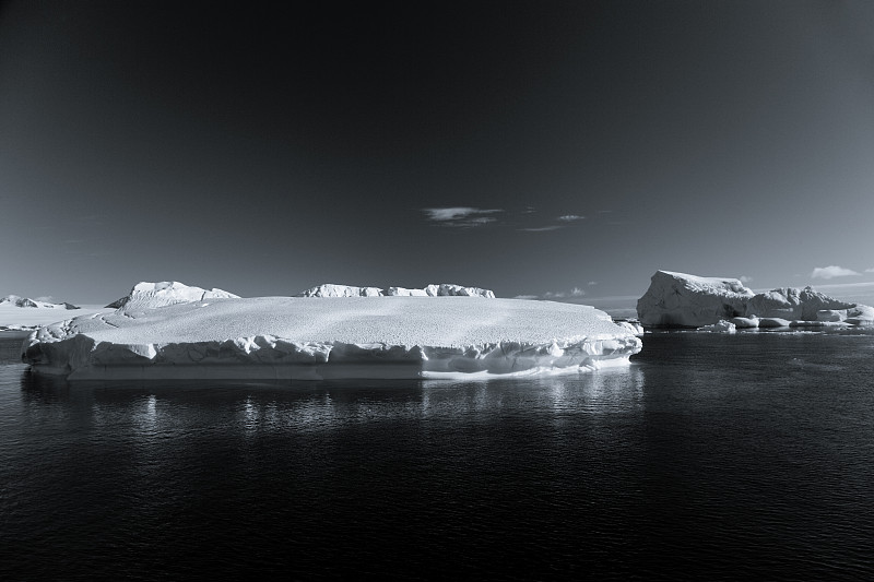 南极洲的冰山BW图片下载