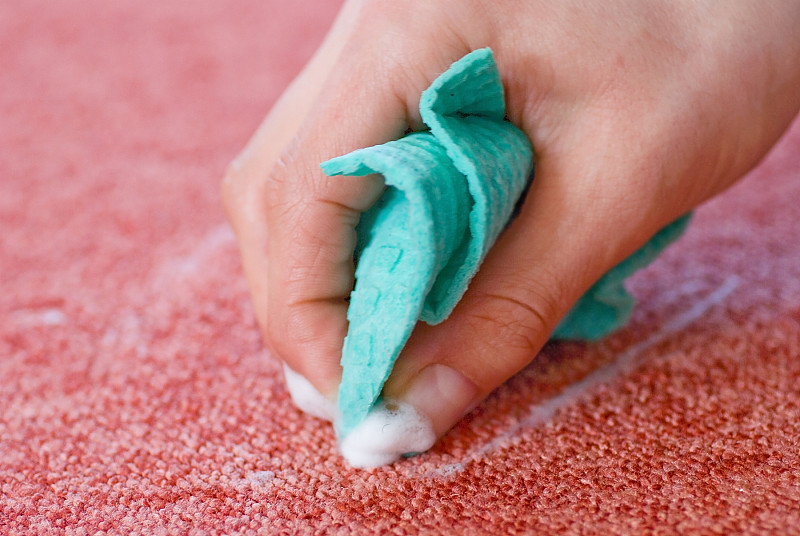 用抹布和手清洁红地毯地板图片下载