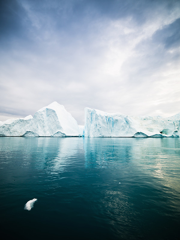 格陵兰岛西部北极水域的冰山图片下载