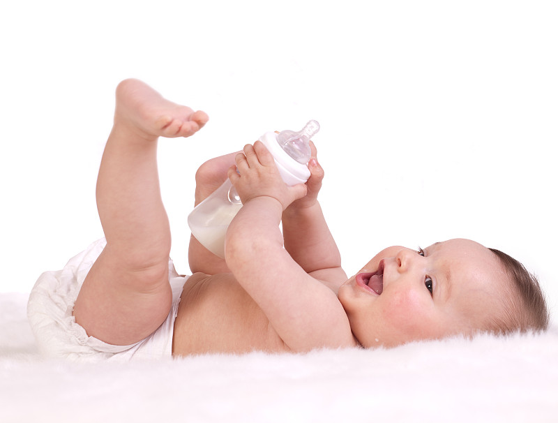 用奶瓶吸奶的快乐宝宝图片下载