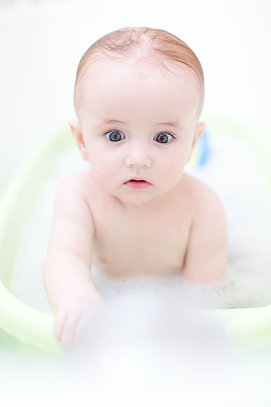 可爱的小男孩坐在浴缸里图片下载