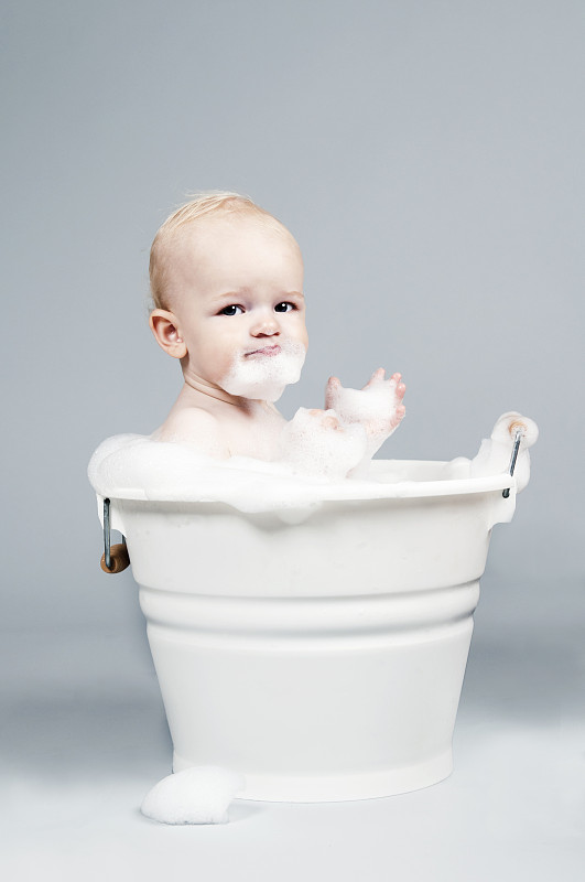 宝宝在浴缸里图片下载
