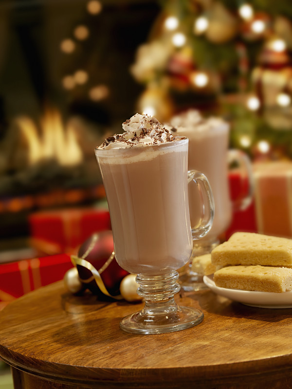 圣诞节时喝热巧克力或拿铁图片素材