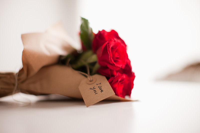 红色玫瑰与礼物标签的特写图片下载