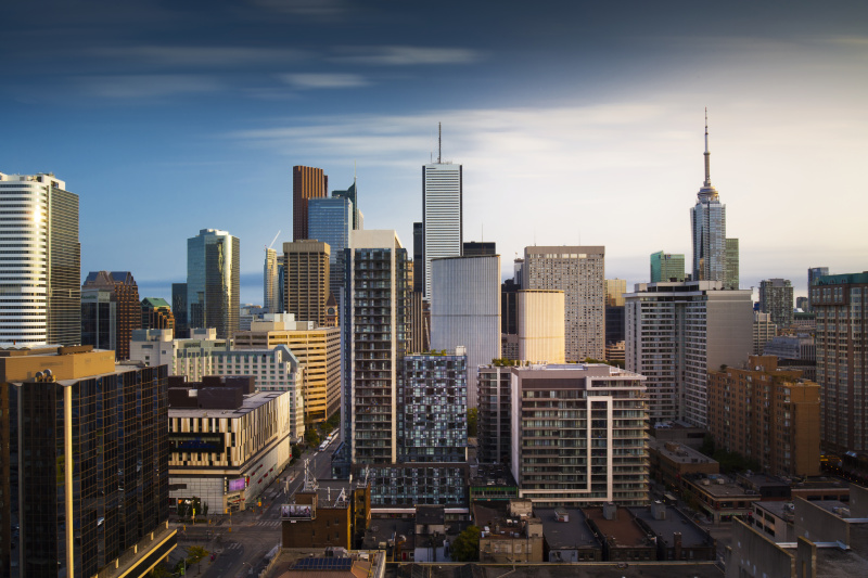 长时间曝光多伦多的摩天大楼图片素材