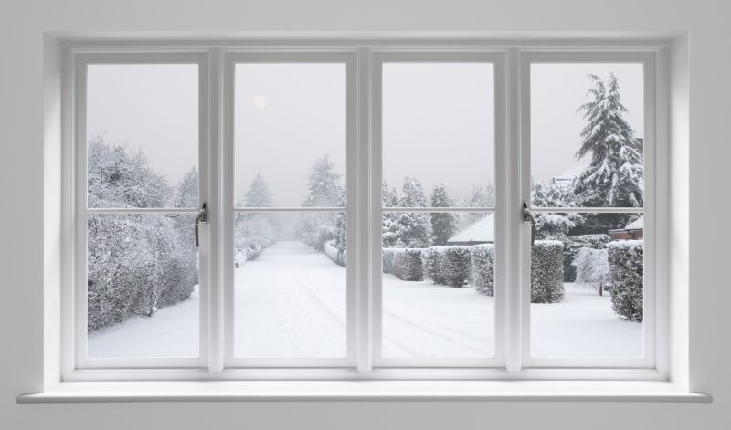 冬天的早晨透过白色的窗户图片素材