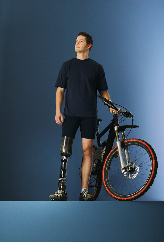 年轻男性自行车手,假肢图片