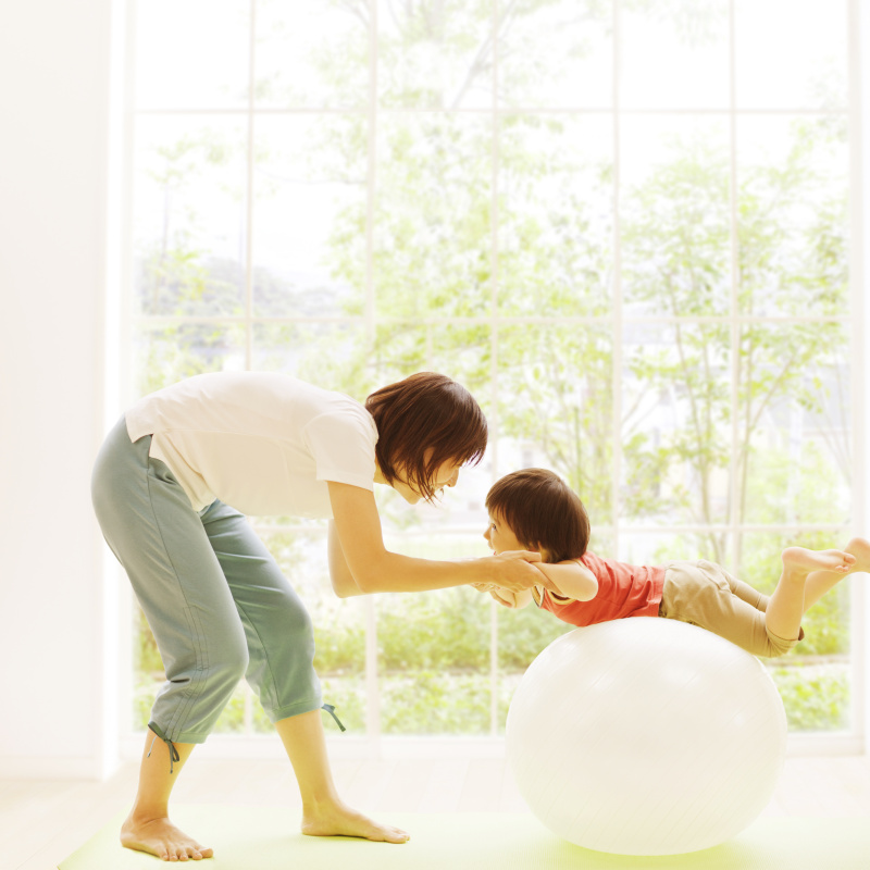 妈妈和儿子玩普拉提球图片下载
