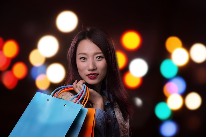 年轻的亚洲女性在购物图片下载