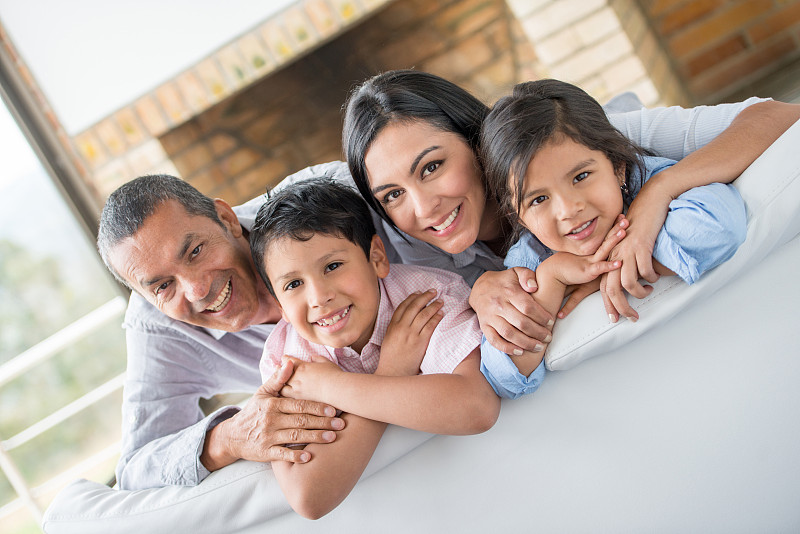 幸福的拉丁美洲家庭图片下载