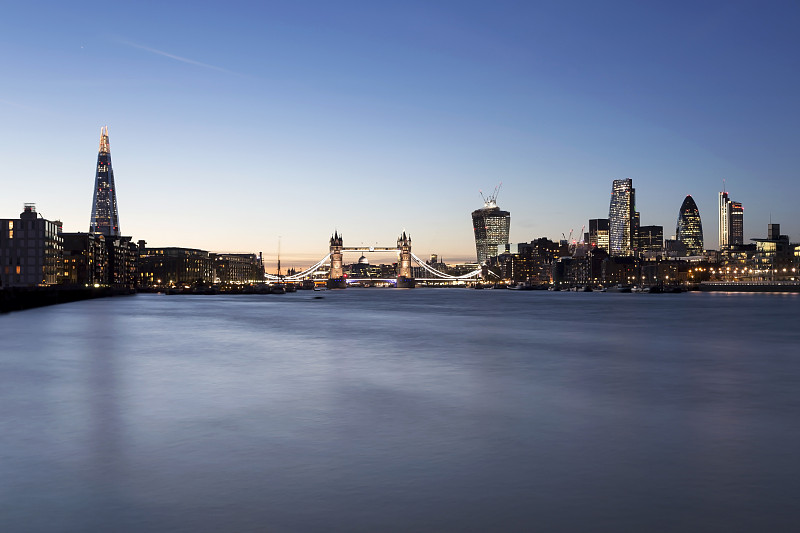 伦敦的天际线碎片塔桥伦敦的黄昏图片下载