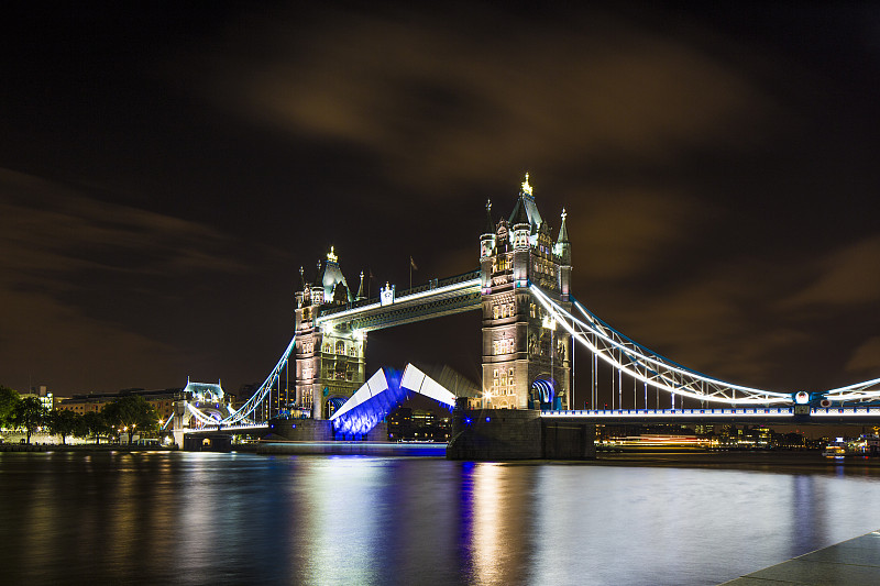 英国，伦敦，在夜晚灯光照亮的塔桥图片下载